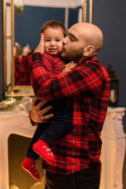 Foto papà felice che bacia suo figlio