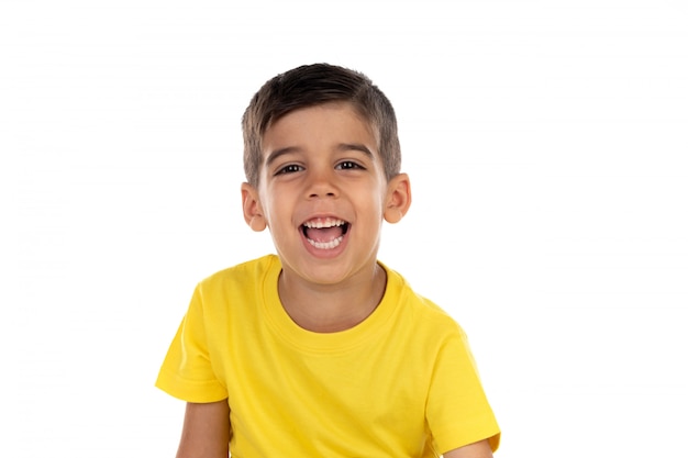 Счастливый темный ребенок с желтой футболкой