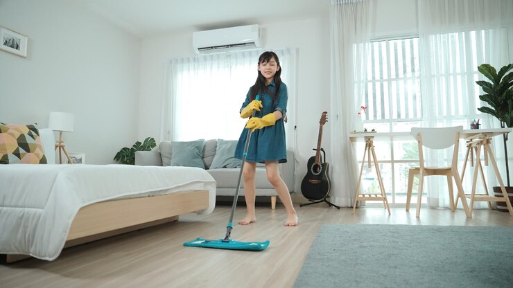 Photo 행복한 딸은 거실 교육에서 음악으로 이동하는 동안 바닥을 고 있습니다.