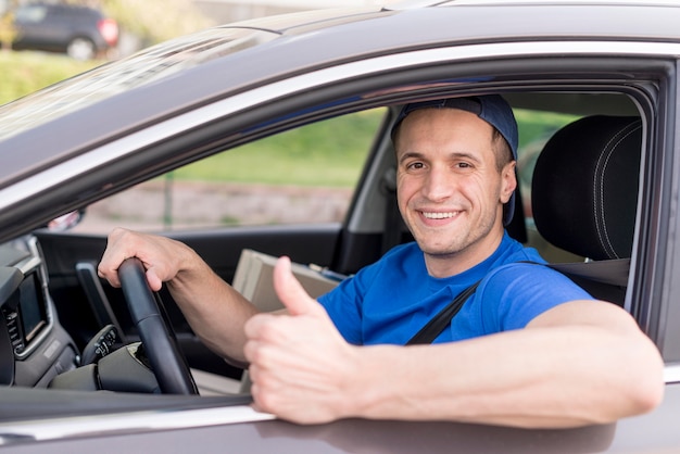 Photo happy delivery guy in car