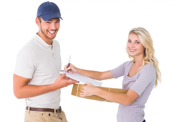 Photo happy delivery man giving package to customer