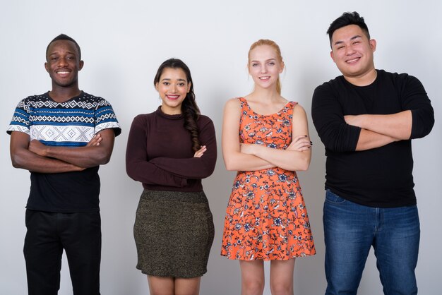 Foto felice gruppo eterogeneo di amici multietnici sorridente