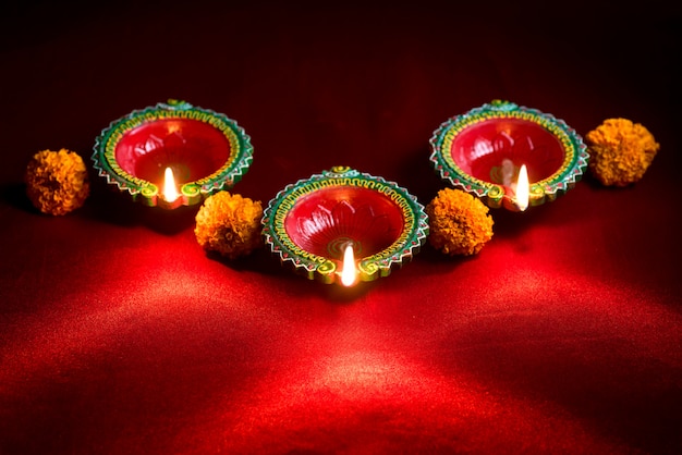 Happy Diwali - Clay Diya-lampen verlicht tijdens Diwali-viering. Groetenkaart Ontwerp van Indian Hindu Light Festival genaamd Diwali