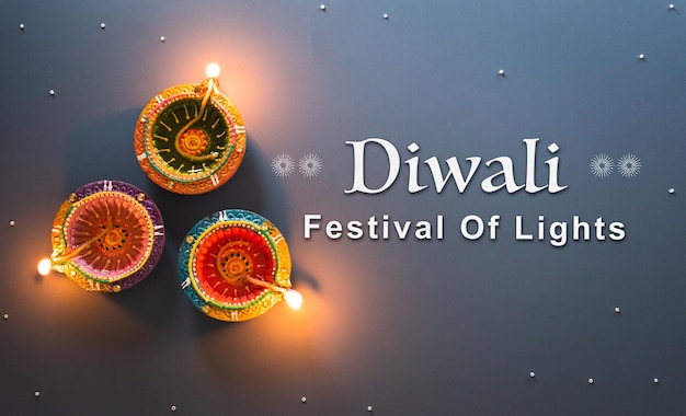 Лампы Happy Diwali Clay Diya зажжены во время празднования Дивали индуистского фестиваля огней Красочная традиционная масляная лампа diya на синем фоне