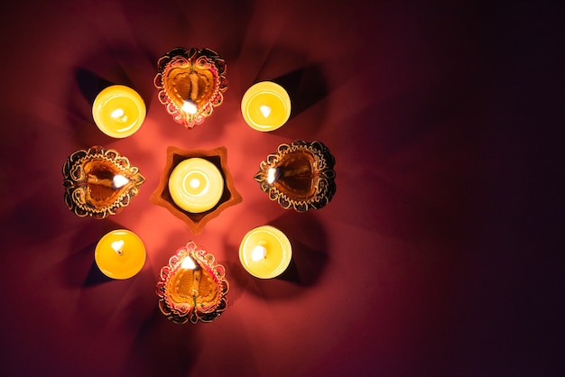 Photo happy diwali - clay diya lamps lit during dipavali, hindu festival of lights celebration.