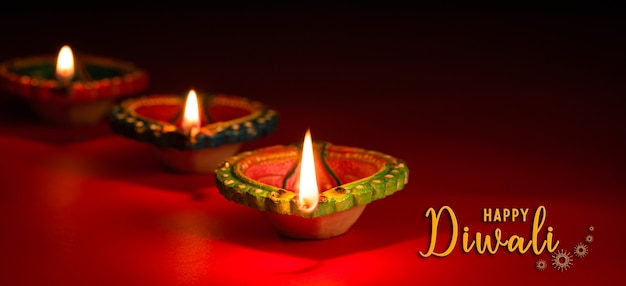Photo happy diwali  clay diya lamps lit during dipavali hindu festival of lights celebration