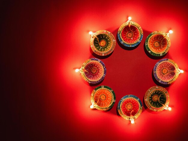 Photo happy diwali colorful clay diya lamps lit during diwali celebration