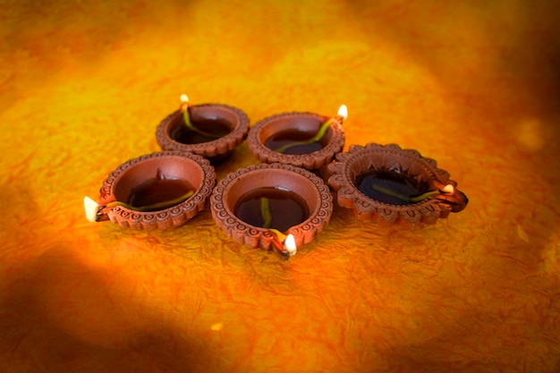 Лампы Happy Diwali Diya зажжены во время празднования Дивали