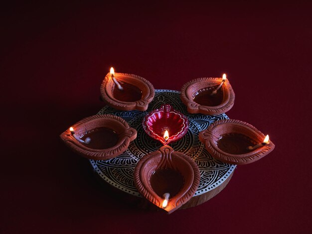 Foto happy diwali kleurrijke diya-lampen van klei branden tijdens de diwali-viering