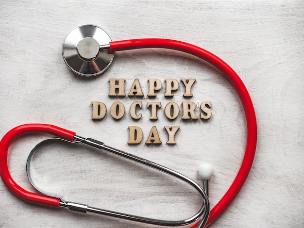 Foto happy doctor's day. mooie wenskaart. geïsoleerde achtergrond