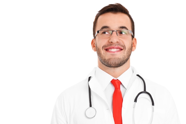Счастливый врач со стетоскопом думает на белом фоне