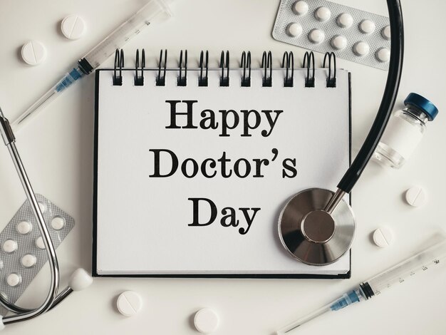 Foto happy doctors day greeting card vista in primo piano dall'alto nessuno concetto di preparazione per una vacanza professionale congratulazioni per i propri cari parenti amici e colleghi