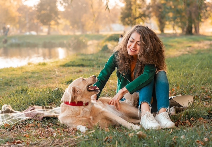 Photo happy dog in the park and his owner on a sunny day