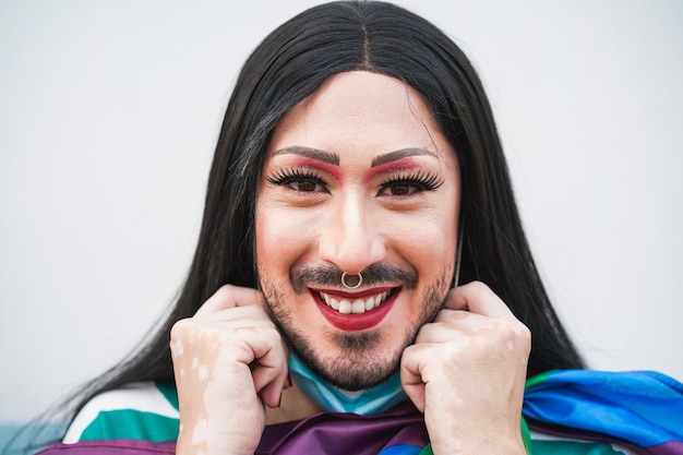 Photo happy drag queen smiling at camera