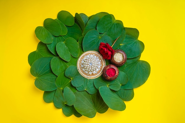 Foto cartolina d'auguri felice di dussehra, foglia verde apta e riso, festival indiano dussehra