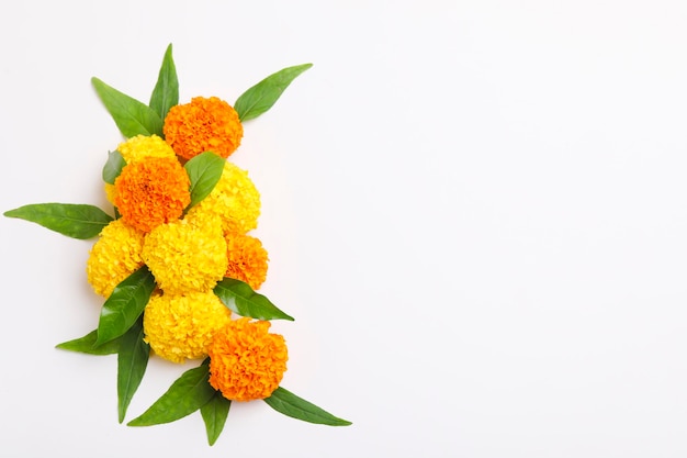 Photo happy dussehra greeting card green leaf and marigold flower