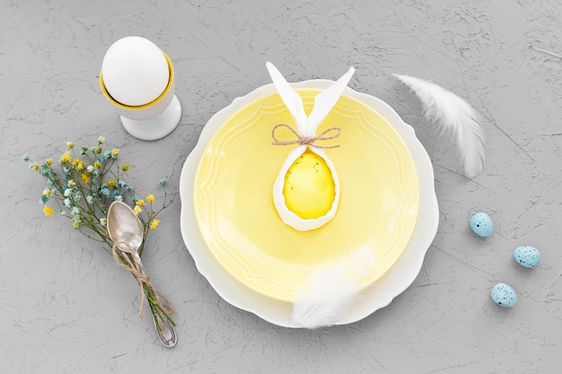 Photo happy easter branch or breakfast. on gray surface plates with colored egg and decorations .