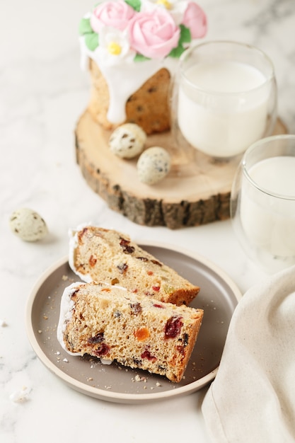 Photo happy easter breakfast, cake and milk