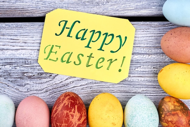 행복 한 부활절 카드 색 계란 나무 배경에 닭고기 달걀 전 세계 부활절 전통