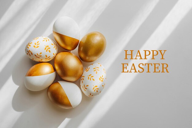 Happy Easter card gouden paaseieren op op witte achtergrond Vakantie concept