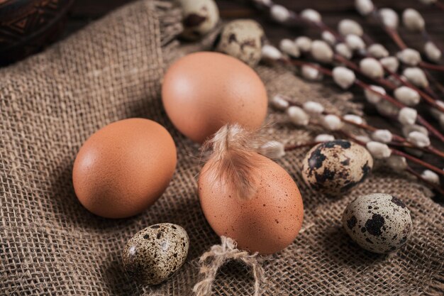 Foto buona pasqua con uova di colore naturale