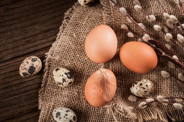 Foto buona pasqua con uova di colore naturale