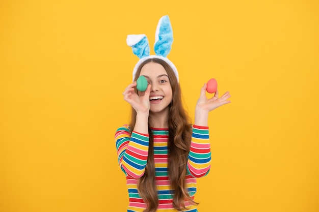 Felice pasqua infanzia felicità bambino in orecchie di coniglio tenere uova dipinte tempo per divertimento adorabile bambino divertente a caccia di uova pasqua vacanze di primavera felice ragazza adolescente indossare orecchie da coniglio