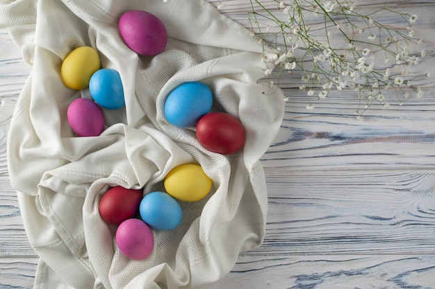 Photo happy easter colorful dyed eggs on a white cloth