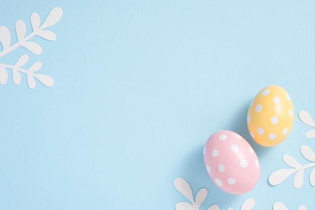 Счастливой Пасхи Красочные пасхальные яйца на синем фоне