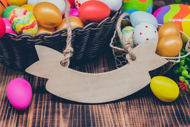 Фото Христос воскрес. красочная роспись яиц для празднования в апреле. подготовка и роспись для семейного праздника и украшения дома.