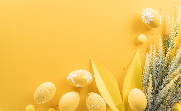 Фото Счастливой пасхи цветные пасхальные яйца на желтом фоне концепция украшения для поздравлений и подарков в день пасхи празднуют время
