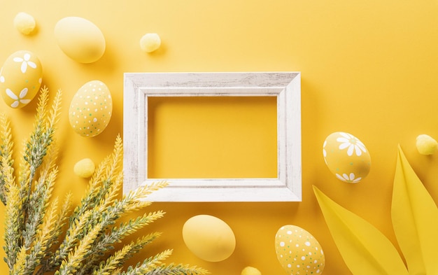黄色の背景にハッピー イースター カラフルなイースターエッグ イースターの日の挨拶とプレゼントの装飾コンセプトは時間を祝う