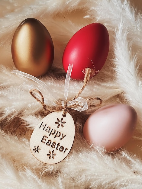 Счастливой Пасхи Красочные расписные пасхальные яйца на деревенском фоне Христианская религия и концепция праздника