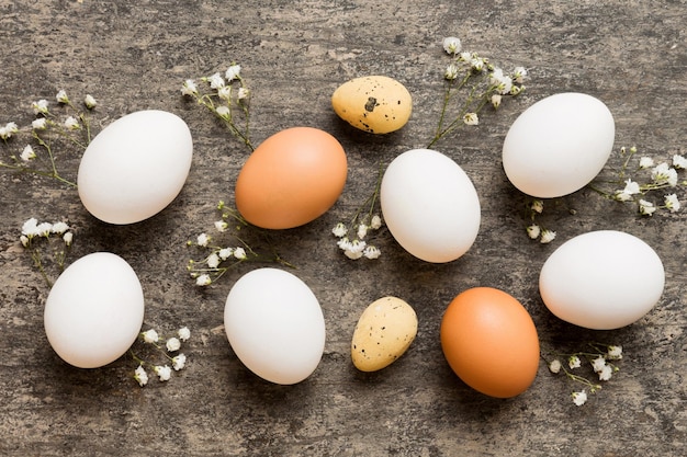 Photo happy easter composition easter eggs on colored table with gypsophila natural dyed colorful eggs background top view with copy space