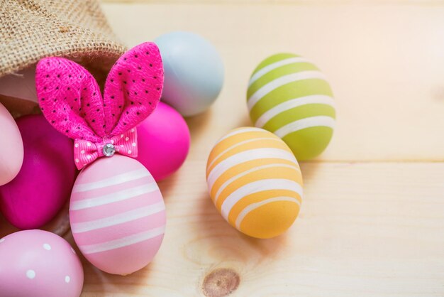 С днем Пасхи, кролик и яйцо для празднования в апреле.