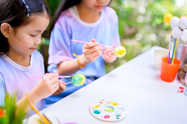 ハッピーイースターの日。カラフルな卵のおもちゃで子供。家で家族と一緒に4月に祝うために幸せで楽しい。