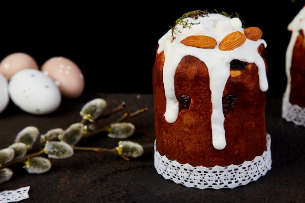 Buona pasqua, composizione pasquale con torta dolce ortodossa,