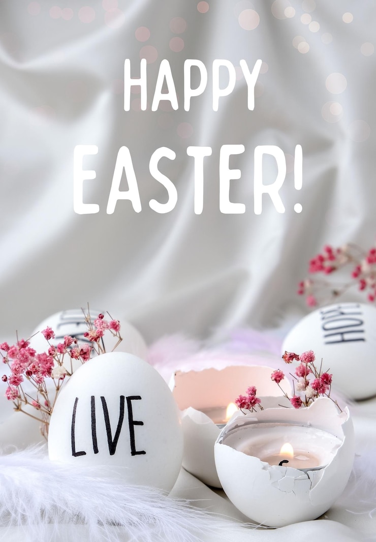 Photo happy easter 인사말 카드입니다. 부활절 달걀 구성입니다. 펜으로 그린 단어. 테이블에 조개의 높은 각도 보기입니다. 살다. 달걀 껍질에 촛불입니다. 촛불