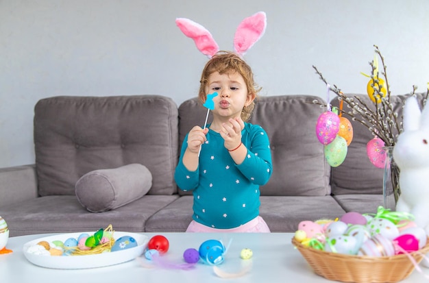 Happy Easter kids met eieren Selectieve aandacht