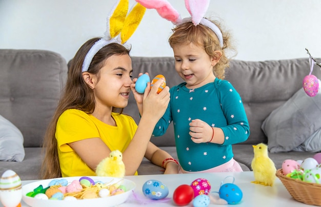 Счастливые пасхальные дети с яйцами Избирательный фокус