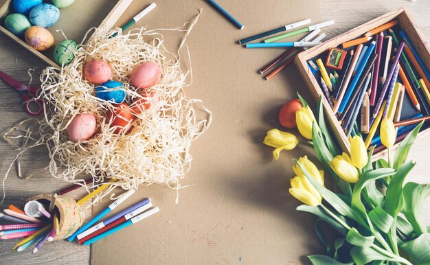 Happy Easter Paints viltstiften bloemen decoraties voor het kleuren van eieren voor vakantie Pasen achtergrond