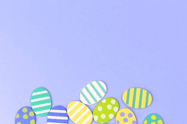 밝은 파란색 배경에 화려한 부활절 달걀이 있는 행복한 부활절 봄 휴일 인사말 카드, 위쪽 전망 사진, 평평한 디자인