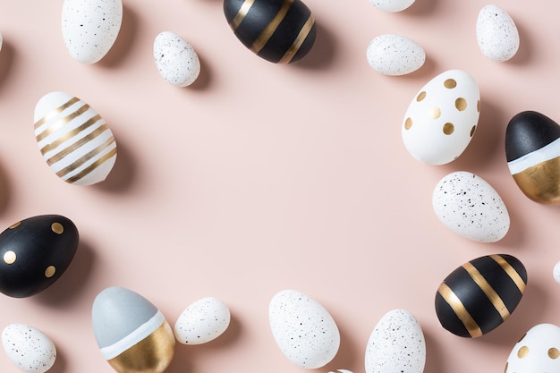 Happy Easter wenskaart met eieren op roze achtergrond