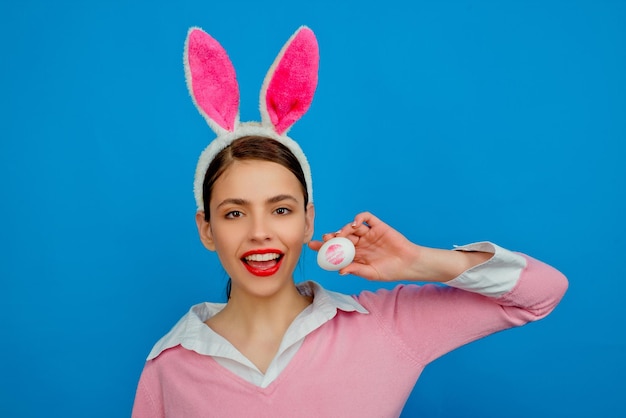 Foto felice pasqua giovane donna in orecchie da coniglio coniglio ritratto di una donna felice in orecchie da coniglio bacio rossetto