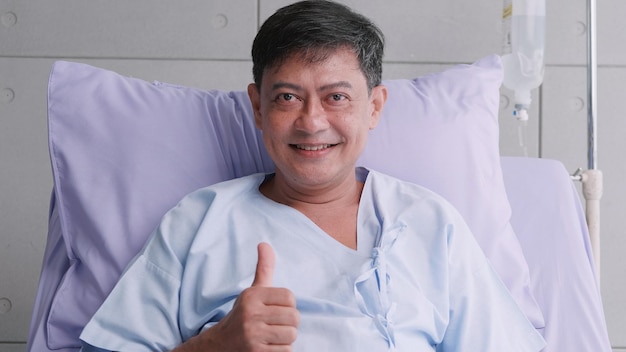 幸せな高齢のアジア人男性患者は入院を信頼します