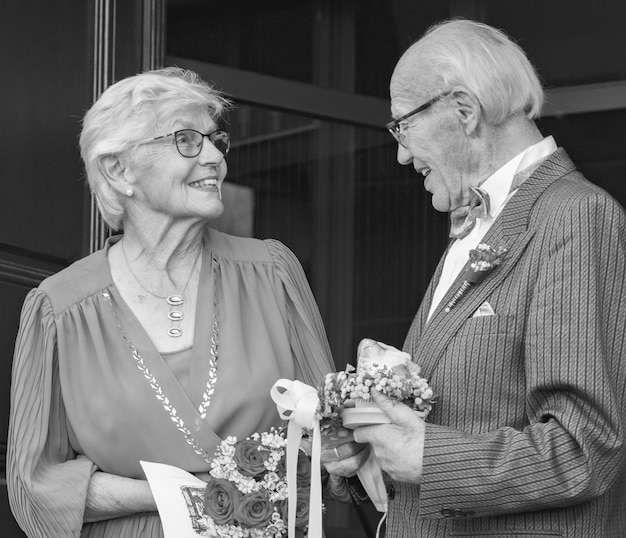 Photo happy elderly couple celebrating