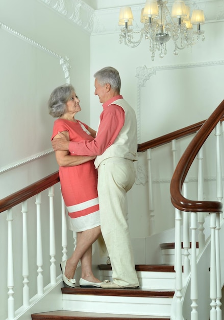 Счастливая пожилая пара обнимается