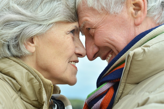 Photo happy elderly couple sitting in autumn nature