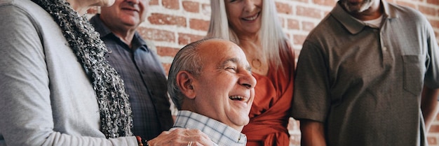 Photo happy elderly man on a wheelchair talking with friends