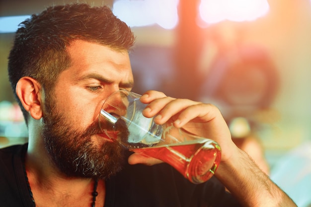 Счастливый элегантный мужчина пьет пиво Мужчина с пивом Бородатый мужчина пьет пиво из пивной кружки